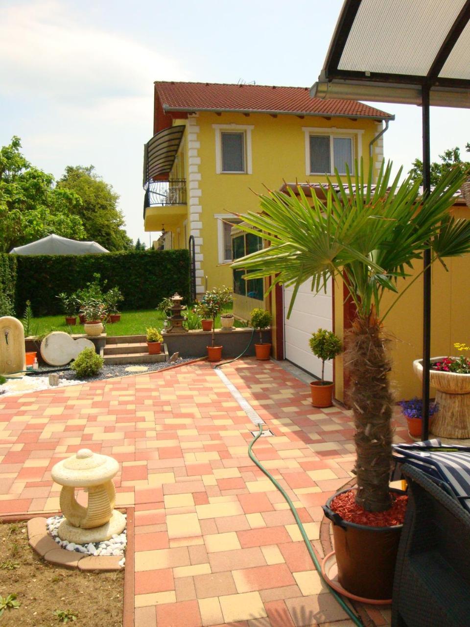 Yellow Apartmanhaz Buk Exterior photo