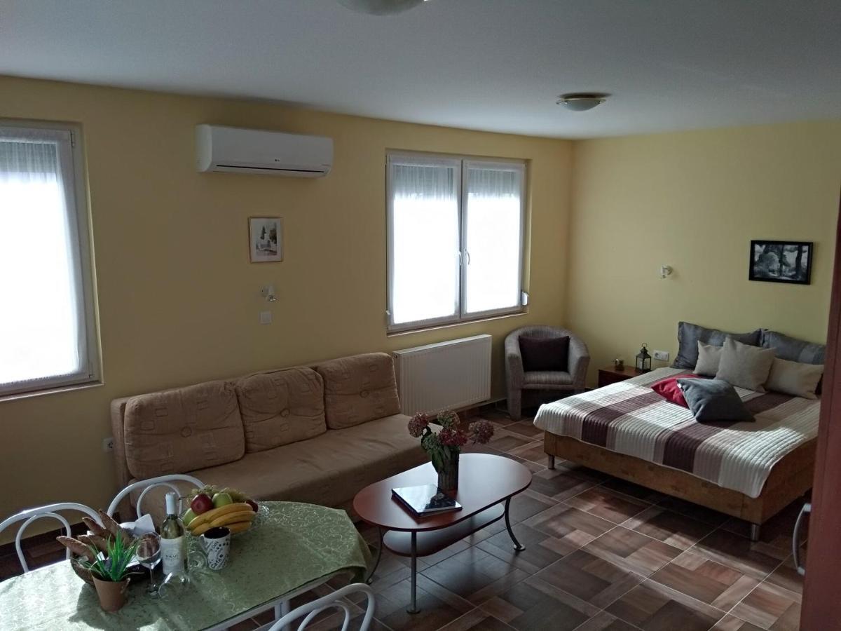 Yellow Apartmanhaz Buk Exterior photo